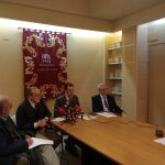 El presidente de la Fundación Duques de Soria, Rafael Benjumea, presenta el “Primer Certamen de Seminarios Duques de Soria de Hispanismo Internacional”, junto al secretario general, José María Rodríguez-Ponga, el delegado de la FDS en Soria, José María García, y el responsable del Centro Internacional Antonio Machado (CIAM), José Ángel González Sáinz.