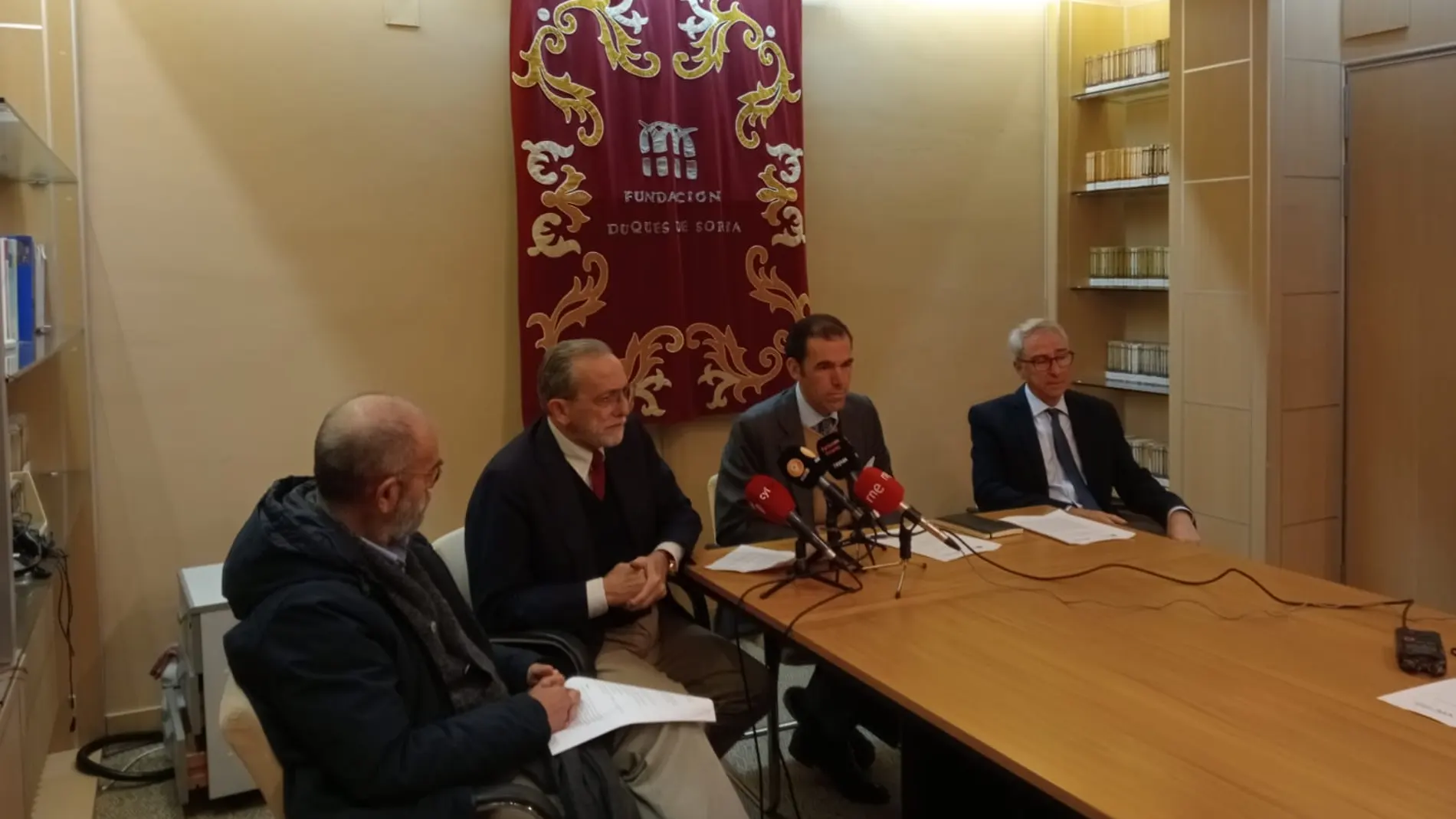 El presidente de la Fundación Duques de Soria, Rafael Benjumea, presenta el “Primer Certamen de Seminarios Duques de Soria de Hispanismo Internacional”, junto al secretario general, José María Rodríguez-Ponga, el delegado de la FDS en Soria, José María García, y el responsable del Centro Internacional Antonio Machado (CIAM), José Ángel González Sáinz.