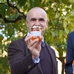 El alcalde de Sevilla, Antonio Muñoz (i) muestra un bote de mermelada del año pasado junto al embajador de Reino Unido en España Hugh Elliota (d)