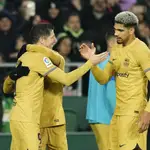 Lewandowski celebra con Araujo el segundo tanto del Barcelona al Betis