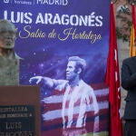 MADRID, 01/02/2023.- El alcalde de Madrid, José Luis Martínez Almeida, pronuncia unas palabras en el acto de descubrimiento de un busto en recuerdo al exseleccionador de fútbol Luis Aragonés, que fue vecino del distrito de Hortaleza