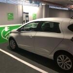 Vehículo recargando en el parking de una tienda de Mercadona