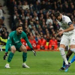 El árbitro ha anulado un gol del Real Madrid por falta de Benzema al Valencia