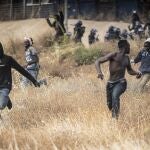 Imagen de subsaharianos que accedieron a Melilla el 24 de junio de 2022