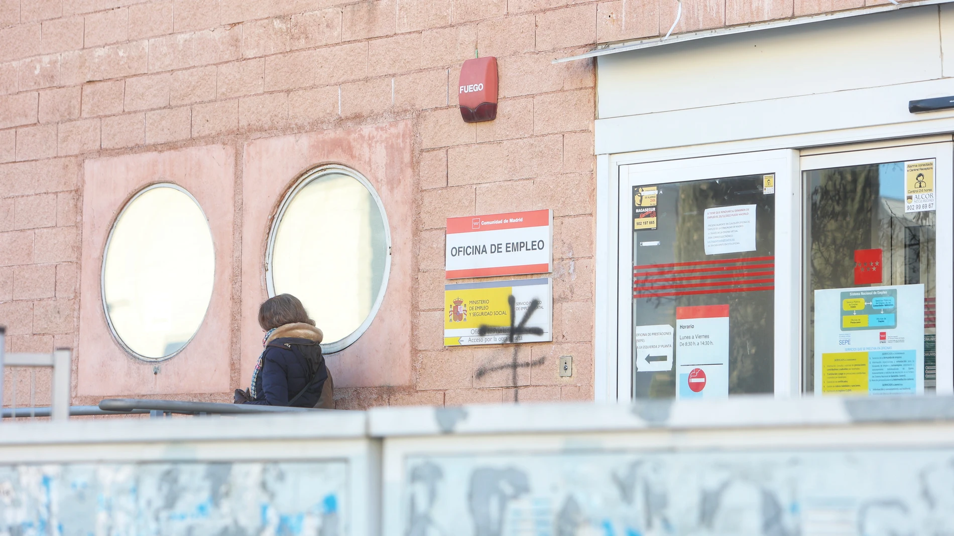 Una persona en la puerta de la oficina del Servicio Público de Empleo Estatal (SEPE) de la calle de Cam. Carralero, a 2 de febrero de 2023, en Majadahonda, Madrid (España). El número de parados registrados en las oficinas de los servicios públicos de empleo subió en 70.744 personas en enero en relación al mes anterior (+2,5%) tras el fin de la campaña de Navidad. Tras el repunte de enero, impulsado sobre todo por el sector servicios, el número total de desempleados volvió a superar la cifra de 2,9 millones de parados, lo que no sucedía desde el pasado mes de octubre.02 FEBRERO 2023;MADRID;SEPE;OFICINA DE EMPLEO;PARO;DESEMPLEADOSRicardo Rubio / Europa Press02/02/2023