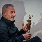 Fernando de Santiago Espinosa, con una de sus obras, ayer en el centro comercial Arturo Soria Plaza, donde expone en Flecha