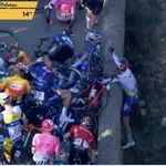 Un ciclista agarrado al puente para no caerse