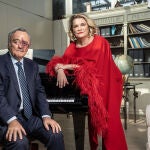 El investigador Mariano Barbacid, referente internacional en el estudio del cáncer de páncreas, y Cristina Domínguez, soprano y paciente de cáncer, posan en un piano de cola en casa de la artista.