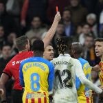 Alberola Rojas muestra la tarjeta roja a Gabriel Paulista en el Bernabéu