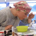 Las cremas y el maquillaje no solo dibujan contornos y tapan imperfecciones, sino que sirven para ganar confianza y mejorar la autoestima de muchas mujeres que enfrentan cada día el cáncer y les permite compartir experiencia con otras en su misma situación. Así son los talleres del programa 'Ponte guapa, te sentirás mejor' que organiza la Fundación Stampa, con la mediación de la Asociación Española Contra el Cáncer (AECC). Es el caso de Laura Rodríguez, de 29 años y afectada por un cáncer de mama, que llega al Hospital Universitario Río Hortega de Valladolid para encontrarse con una decena de participantes de esta actividad en la modalidad "online"