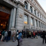 Colas ante el Banco de España para comprar deuda pública 