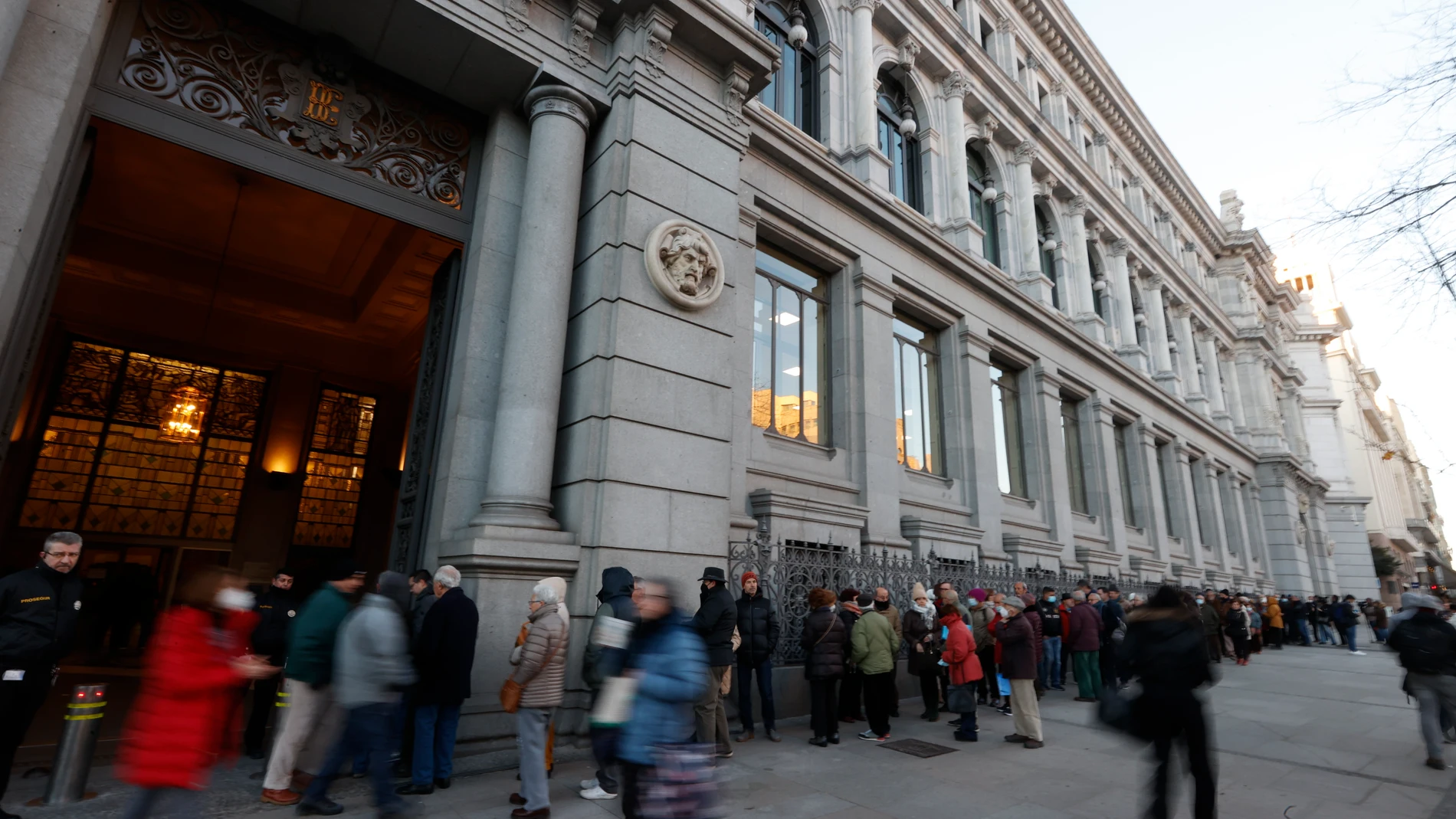 Colas ante el Banco de España para comprar deuda pública