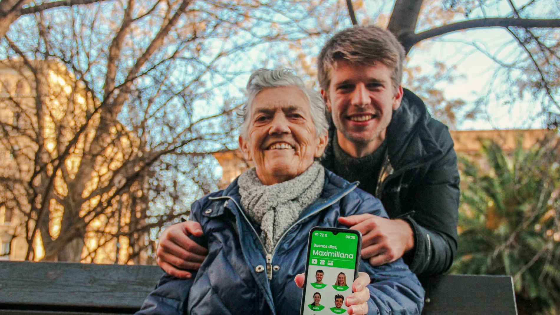 Jorge posa con su abuela y el teléfono hecho a su medida