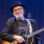 El cantante Pancho Varona durante una actuación en el Teatro Muñoz Seca, en Madrid.