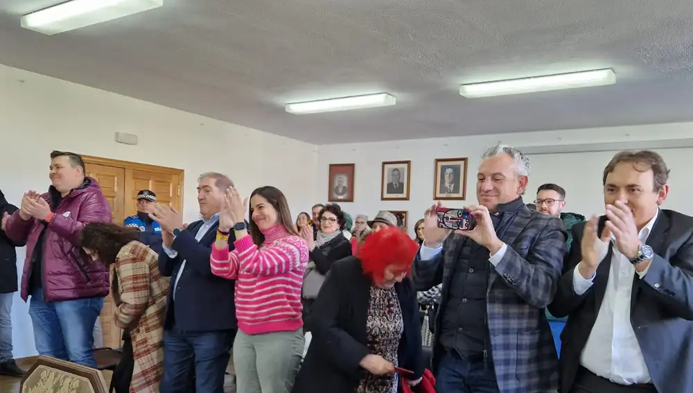 Asistentes a la elección de la nueva alcaldesa de Cacabelos