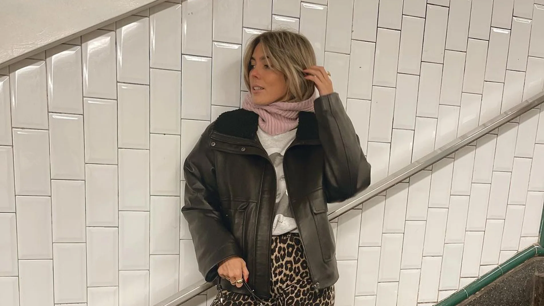 Anna Padilla con pantalones animal print de Mango