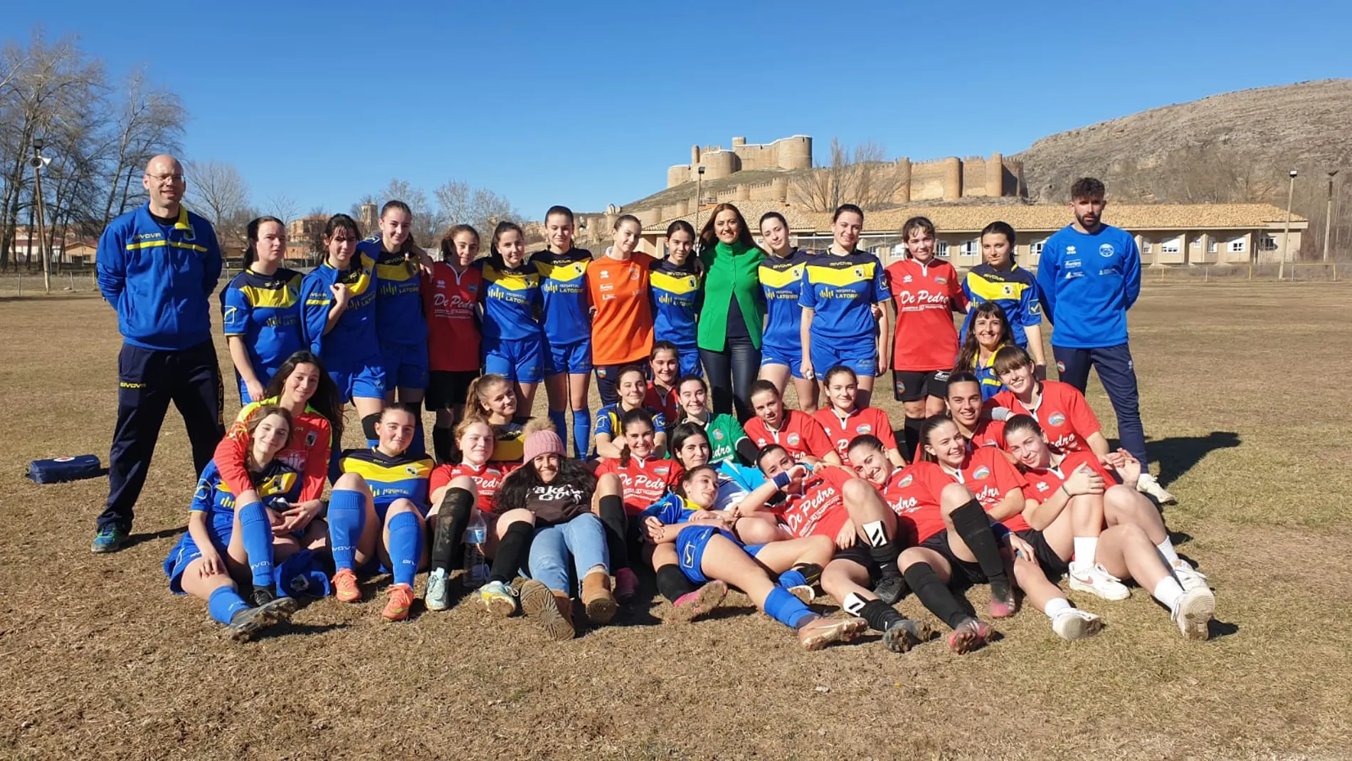 La delegada del Gobierno en Castilla y León junto a las jugadoras