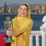Blanca Paloma con el Micrófono de Bronce