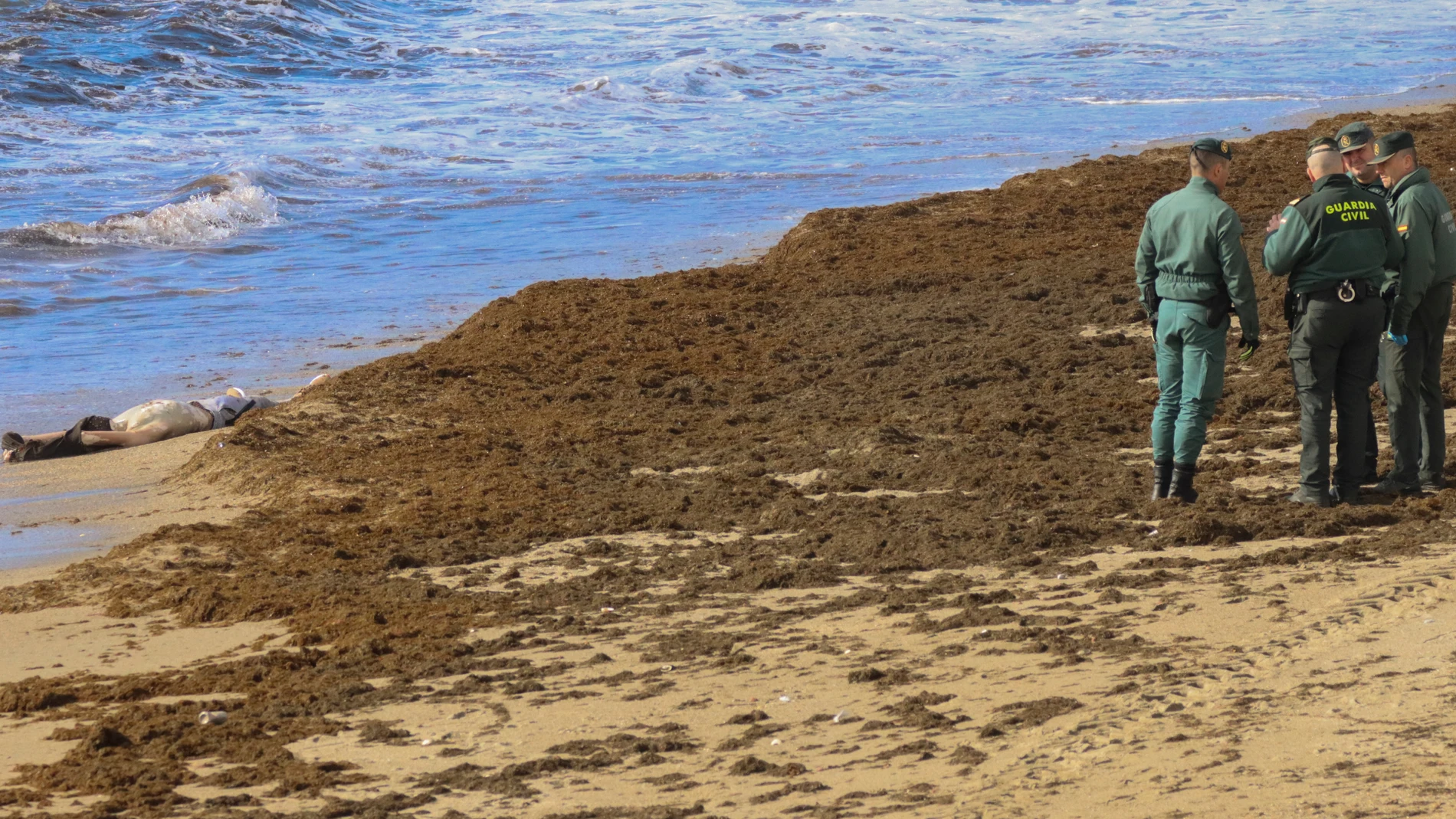 Hallan el cuerpo sin vida de joven inmigrante magrebí en una playa de Ceuta