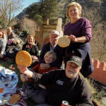 Un grupo de personas disfruta de unas saladillas durante la romería de San Cecilio de una edición pasada. EFE/Pepe Torres