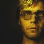El actor Evan Peters da vida al psicópata y asesino Jeffrey Dahmer en la exitosa serie de Netflix