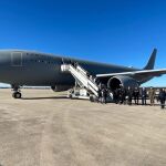 El equipo de la UME sube al avión que los trasladará a Chile