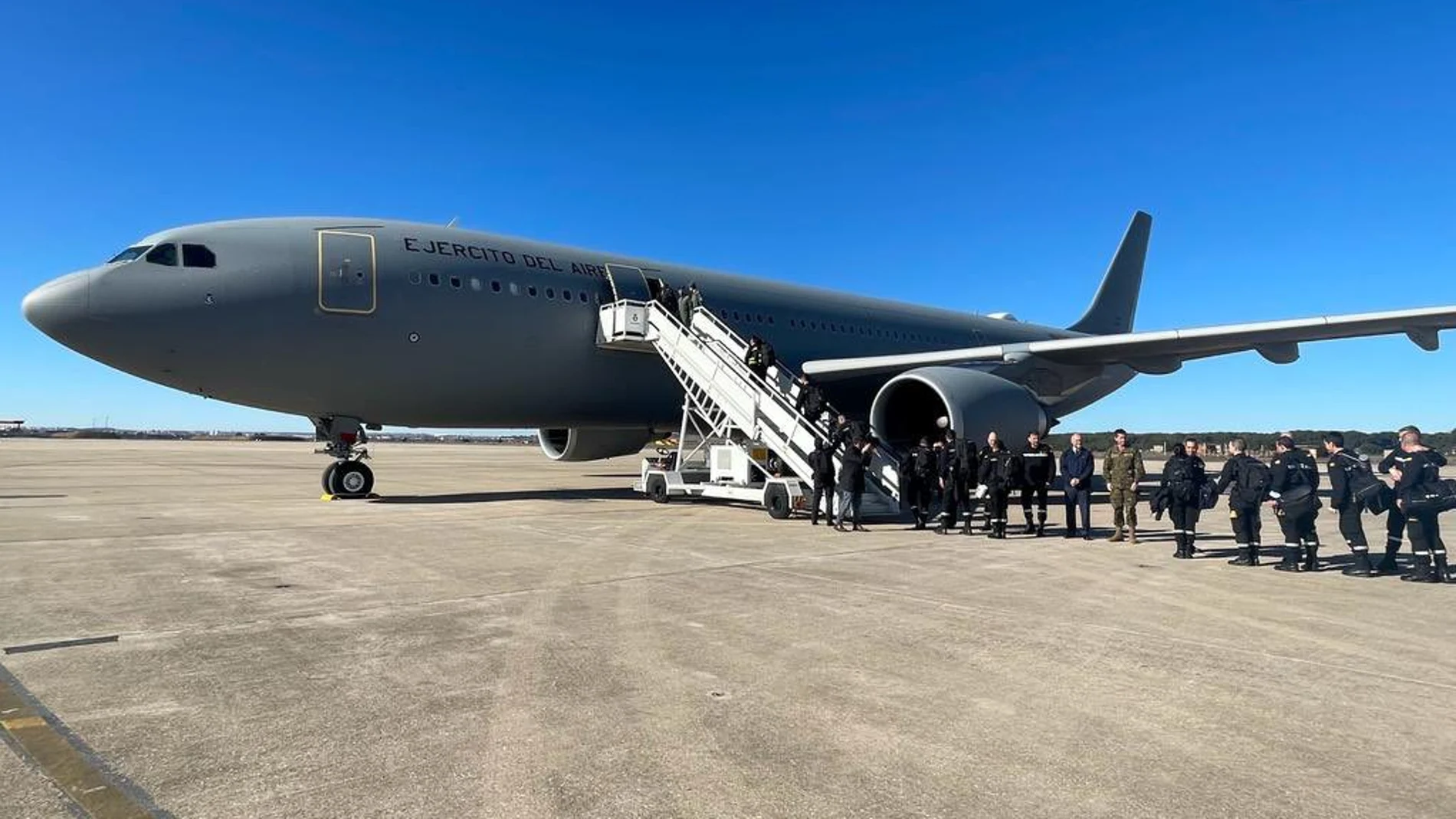 El equipo de la UME sube al avión que los trasladará a Chile
