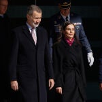 MADRID, 06/02/2023.- Ceremonia de despedida a los reyes Felipe VI (i) y Letizia (d) en el aeropuerto de Barajas desde donde partirán a Angola, este lunes. Los reyes de España, Felipe VI y Letizia, comienzan este lunes una visita de Estado a Angola, que se prolongará hasta el miércoles, y es su estreno en el África subsahariana y la primera ocasión en la que un monarca español pisa la que fue colonia portuguesa hasta 1975. EFE/ Mariscal