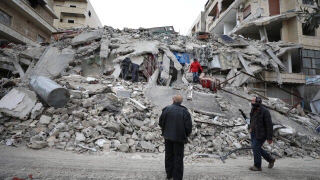 Ruinas de un edificio tras el terremoto que ha sacudido a Turquía y Siria