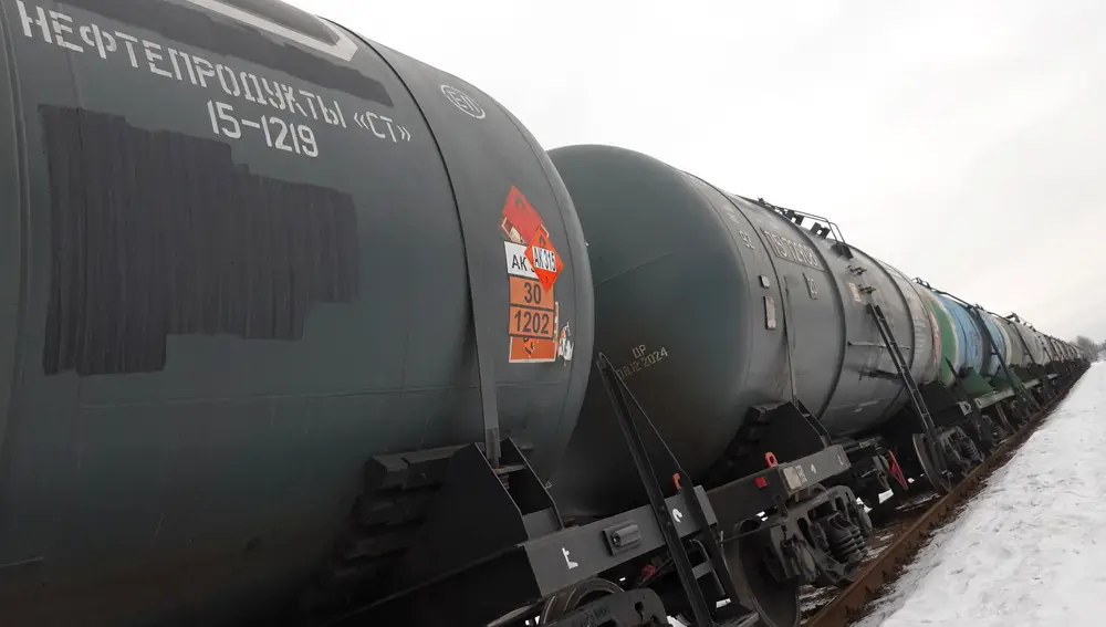 Los camiones cisterna transportan productos derivados del petróleo en Rusia
