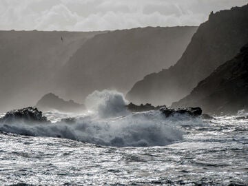 -FOTODELDIA- ES MURTAR (MENORCA), 06/02/2023.- Fuerte oleaje a primera hora de este lunes en Es Murtar, Menorca, en una jornada marcada por la alerta naranja por vientos fuertes y fen&oacute;menos costeros que ha activado la Aemet para hoy. EFE/David Arquimbau Sintes