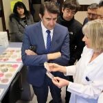 El consejero de Medio Ambiente, Vivienda y Ordenación del Territorio, Juan Carlos Suárez-Quiñones, visita las instalaciones de Inbiotec