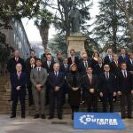 Foto de familia de los asistentes al Pleno de la FEMP sobre diputaciones celebrado en Orense