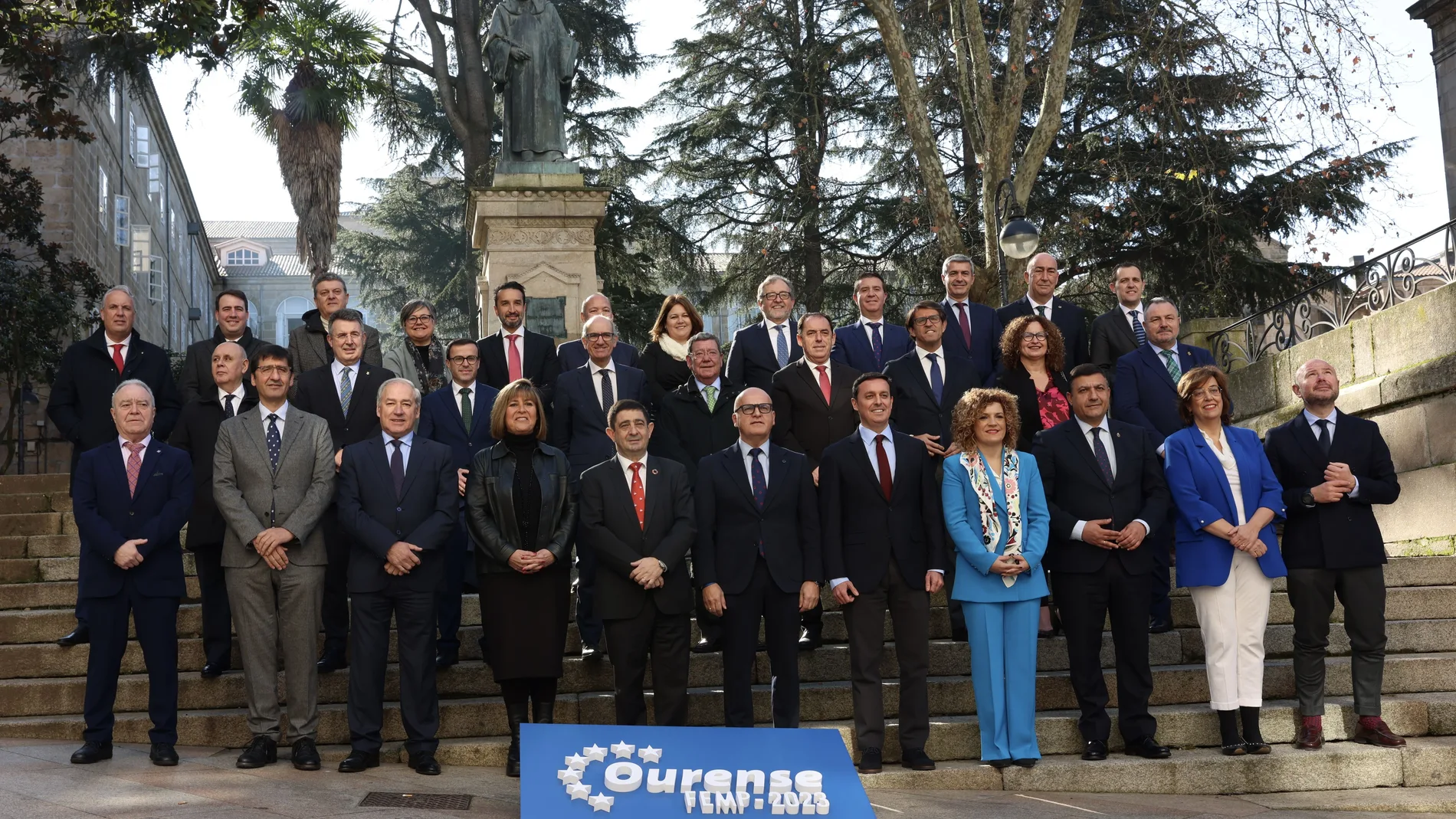 Foto de familia de los asistentes al Pleno de la FEMP sobre diputaciones celebrado en Orense