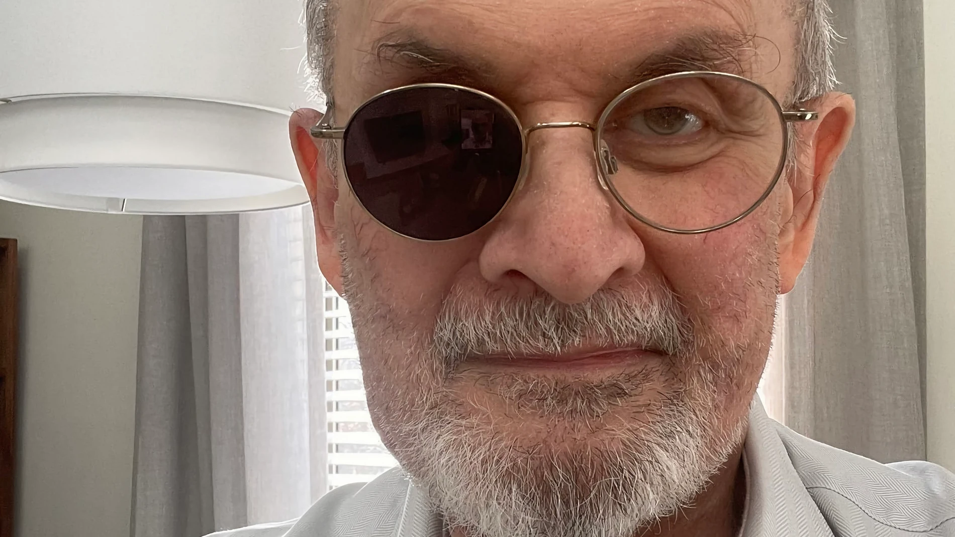 USA3619. NUEVA YORK (NY, EEUU), 06/02/2023.- Fotografía publicada por el escritor Salman Rushdie en su cuenta de Twitter donde indica que es así como luce actualmente, al contrario de la foto publicada por el New Yorker la cual calificó de "dramática y poderosa". El escritor Salman Rushdie, apuñalado el pasado agosto por un fanático musulmán, se siente incapaz de escribir por el momento, aparte de tener una mano casi paralizada, algo que le impide teclear en un computador. EFE/Salman Rushdie ...