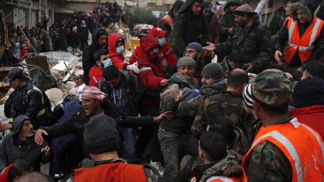 El ataque se produce cuando Siria aún busca muertos por el terremoto