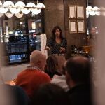 La vicealcaldesa de Madrid, Begoña Villacís ,hoy, con afiliados en el Café Comercial de la capital