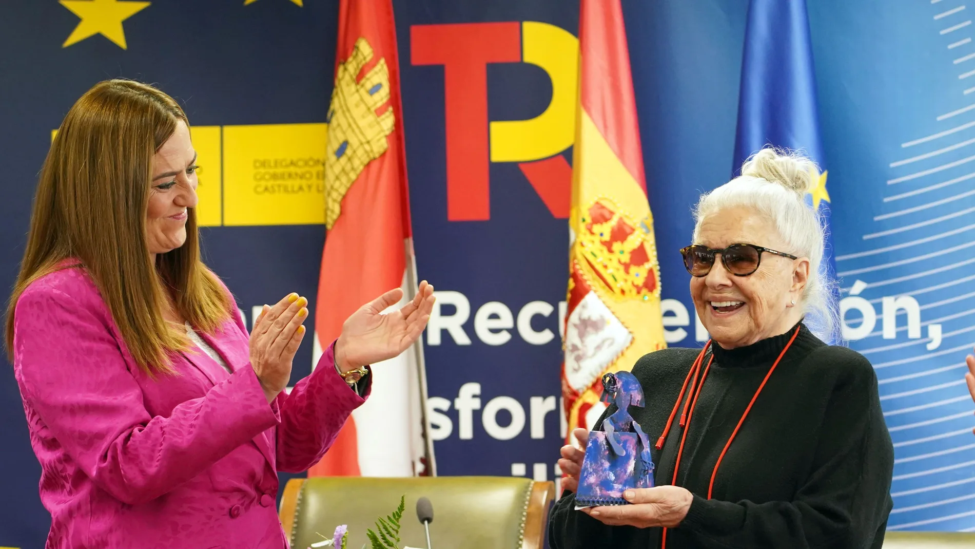 La delegada del Gobierno en Castilla y León, Virginia Barcones, entrega la Menina de Honor 2022 a la actriz vallisoletana Lola Herrera.