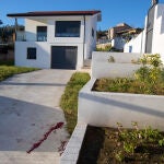 Restos de sangre a las puertas de la vivienda del barrio residencial de Percibilleira, en la villa de Baiona, donde una mujer de 47 años ha sido hallada muerta la pasada noche con un fuerte golpe en la cabeza. EFE/Salvador Sas