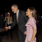 Los reyes Felipe y Letizia, recibidos por el ministro de Exteriores angoleño, Téte António (i), a su llegada este lunes a Luanda con motivo de su visita de Estado a Angola, la primera de alto nivel que hacen juntos al África Subsahariana desde que comenzó su reinado en junio de 2014.