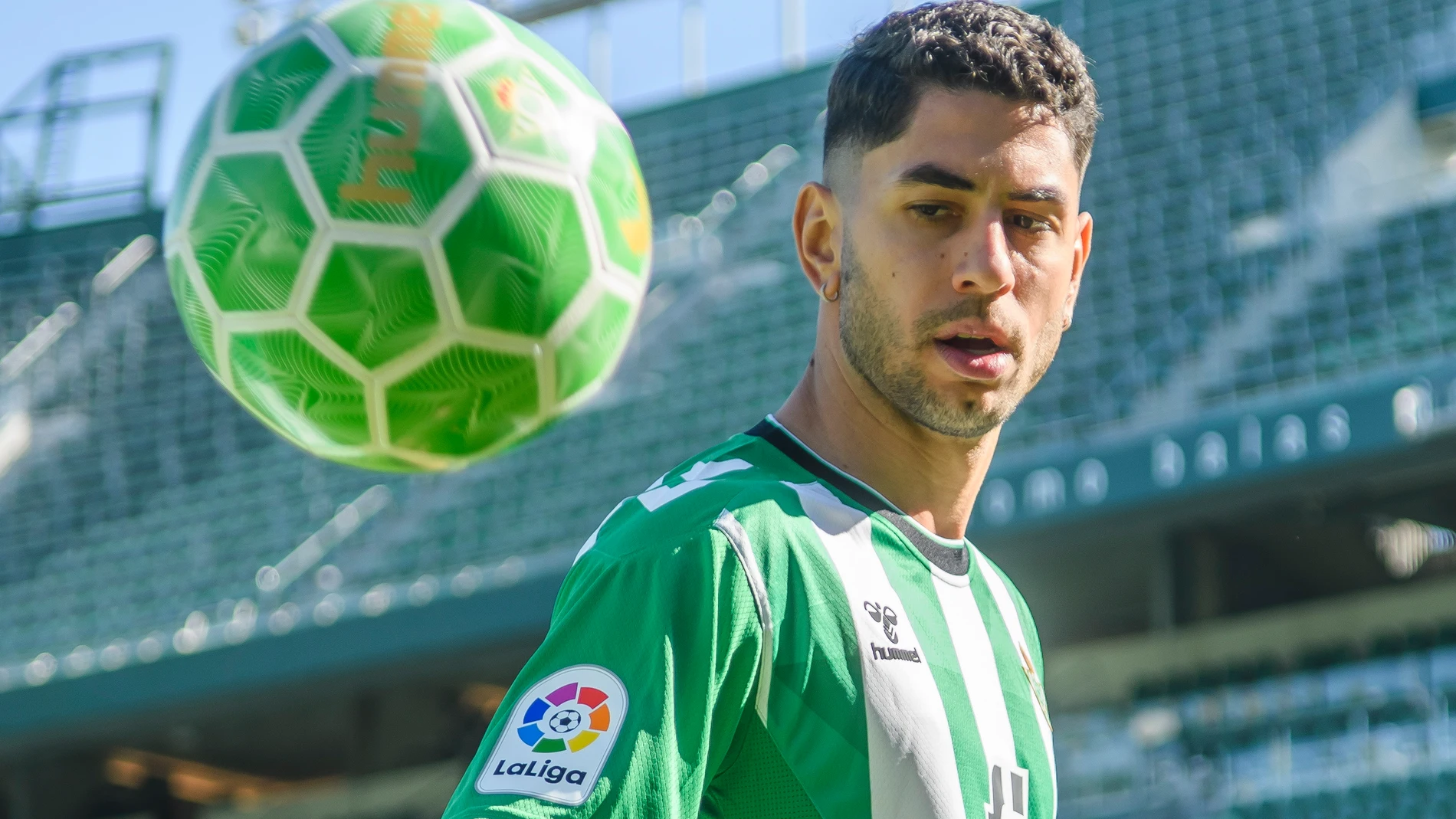 GRAFAND7280. SEVILLA, 06/02/2023.- El delantero Ayoze Pérez durante su presentación como nuevo jugador del Real Betis Balompié, este lunes en el Estadio Benito Villamarín en Sevilla.EFE/ Raúl Caro.