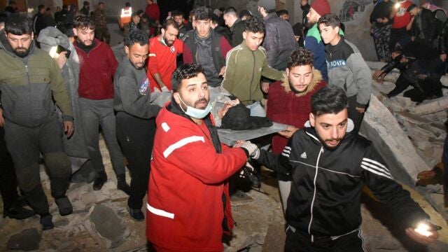 Una foto cedida por Sana muestra las operaciones de rescate tras el terremoto que afectó a Siria esta madrugada, en la ciudad de Hama