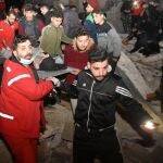 Una foto cedida por Sana muestra las operaciones de rescate tras el terremoto que afectó a Siria esta madrugada, en la ciudad de Hama