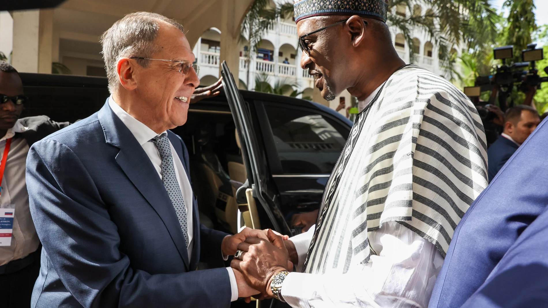 Bamako (Mali), 07/02/2023.- A handout picture made available by Russian Foreign ministry press service shows Mali's Foreign Minister Abdoulaye Diopand (R) welcomes Russian Foreign Minister Sergei Lavrov (L), during their meeting in Bamako, Mali, 07 February 2023. (Rusia) EFE/EPA/RUSSIAN FOREIGN MINISTRY PRESS SERVICE / HANDOUT HANDOUT EDITORIAL USE ONLY/NO SALES