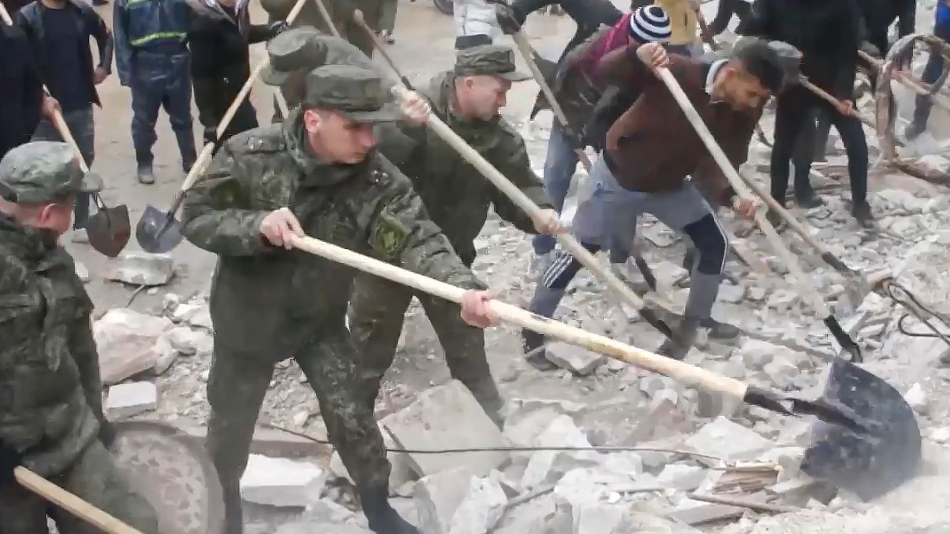 Latakia (Syrian Arab Republic), 07/02/2023.- A still image taken from a handout video provided by the Russian Defence Ministry Press-Service on 07 February 2023 shows Russian servicemen searching for victims at the site of a collapsed building after a major earthquake in Latakia, Syria. More than 4,000 people were killed and thousands more injured after a major 7.8 magnitude earthquake struck southern Turkey and northern Syria on 06 February. Authorities fear the death toll will keep climbing as rescuers look for survivors across the region. (Terremoto/sismo, Rusia, Siria, Turquía, Estados Unidos) EFE/EPA/RUSSIAN DEFENCE MINISTRY PRESS SERVICE HANDOUT -- BEST QUALITY AVAILABLE -- MANDATORY CREDIT -- HANDOUT EDITORIAL USE ONLY/NO SALES
