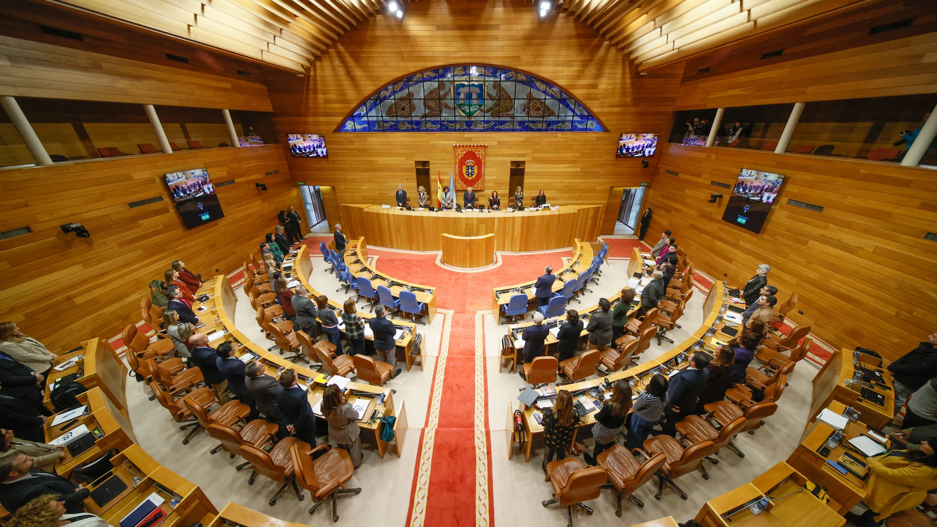 SANTIAGO DE COMPOSTELA, 07/02/2023.- Los diputados del Parlamento de Galicia, durante el pleno de este martes en el que se guardó un minuto de silencio en memoria de Beatriz Lijó Gesteira, la vecina asesinada la noche del domingo presuntamente por su ex marido. EFE/Lavandeira jr