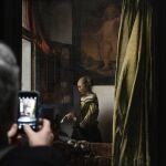 Una visitante contempla uno de los óleos del pintor