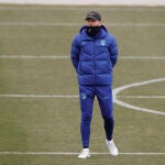 El técnico del Atlético de Madrid, Diego Simeone, durante el entrenamiento del equipo este martes en la Ciudad Deportiva Wanda de Majadahonda