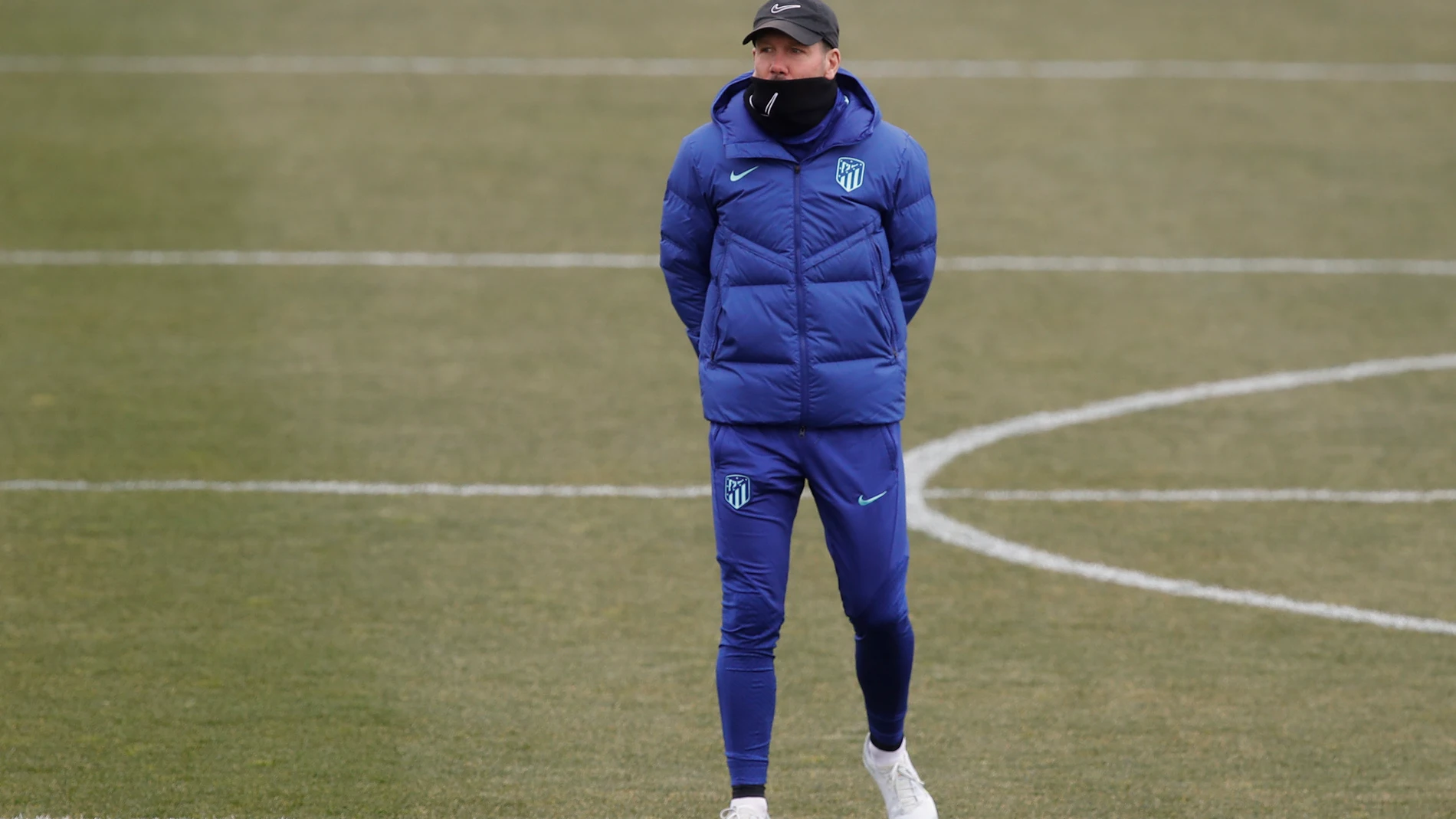 MAJADAHONDA (MADRID), 07/02/2023.- El técnico del Atlético de Madrid, Diego Simeone, durante el entrenamiento del equipo este martes en la Ciudad Deportiva Wanda de Majadahonda (Madrid). EFE/ Juan Carlos Hidalgo