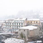 El fuerte oleaje se come las playas y la nieve cae en el noreste de Cataluña